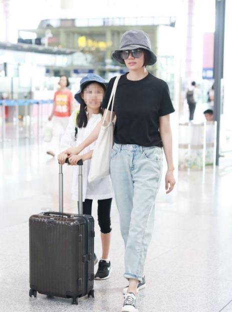 身材|袁泉私服真低调，T恤搭配牛仔裤休闲随性，女儿也遗传她的大长腿