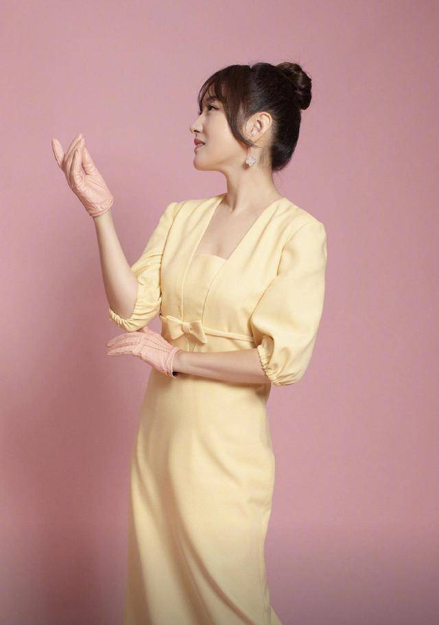 颜色|杨钰莹真会“玩”，穿红色和黑色拼接西装干练利落，潇洒霸气