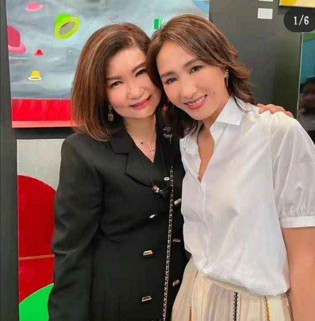 短裙|61岁钟楚红晒近照！穿一身大牌尽显总裁范，同框小12岁黎姿也不输