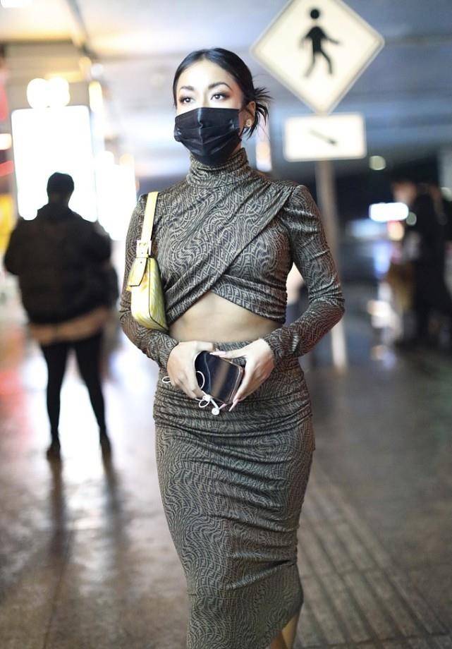 身材|吉克隽逸这么穿不难受吗？衣服勒得这么紧，感觉一直在绷着
