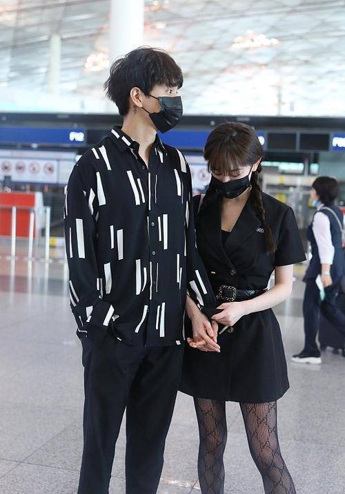 张檬真|张檬真像个小孩一样,和男友穿情侣装,还要配上jk裙,真不像30多