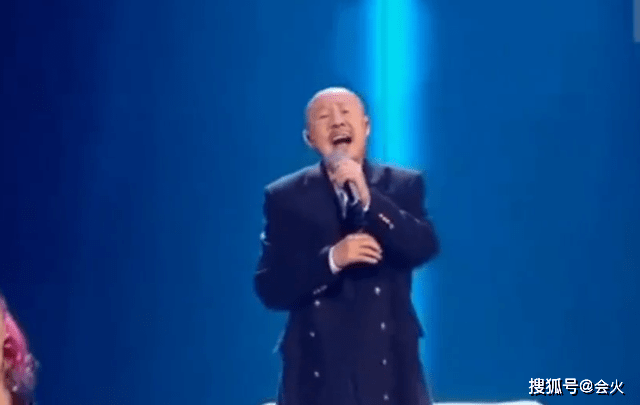 腾格尔|腾格尔和郁钧剑家中弹钢琴，胡子花白手指粗短，郁钧剑大肚腩抢镜