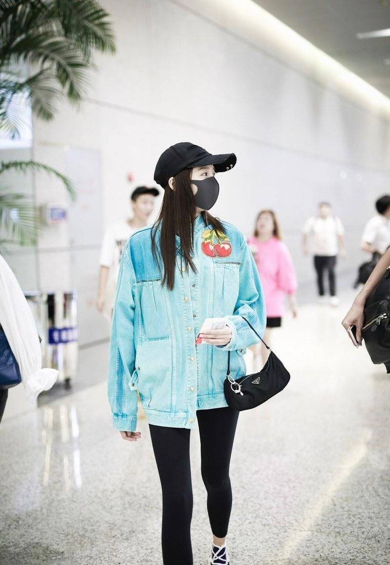 夹克|关晓彤穿得很像大学生，牛仔外套私服照接地气，紧身小黑裤有活力