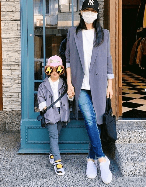 家长|伊能静女儿穿“红配绿”出镜，变身小公主，有个会搭配的妈妈真好