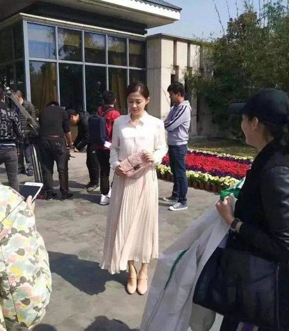 那一种|梅婷48岁还这么漂亮，纯天然的脸自然松弛，但穿白衬衫气质高级！