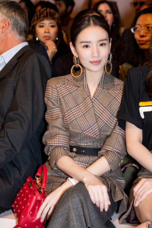 个性|董洁太会玩了！短裙下面套长裙，时尚效果竟然出奇的好