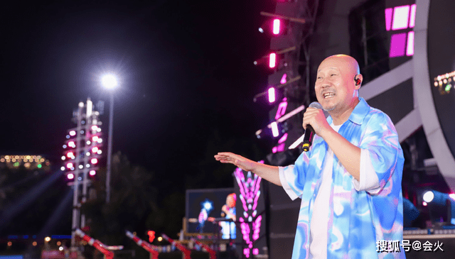 腾格尔|腾格尔和郁钧剑家中弹钢琴，胡子花白手指粗短，郁钧剑大肚腩抢镜