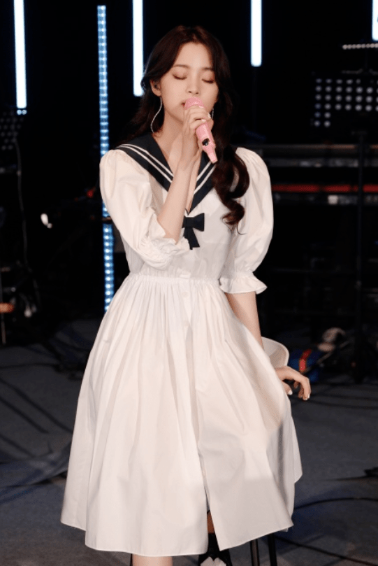 欧阳娜|欧阳娜拍摄学院风写真，JK制服青春洋溢，短发造型清爽灵气