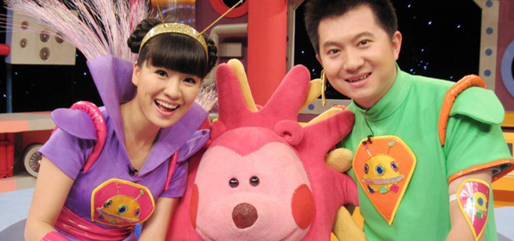 夫妻俩|央视主持红果果即将临盆！肚大如箩靠双手托，绿泡泡跪地脸贴孕肚