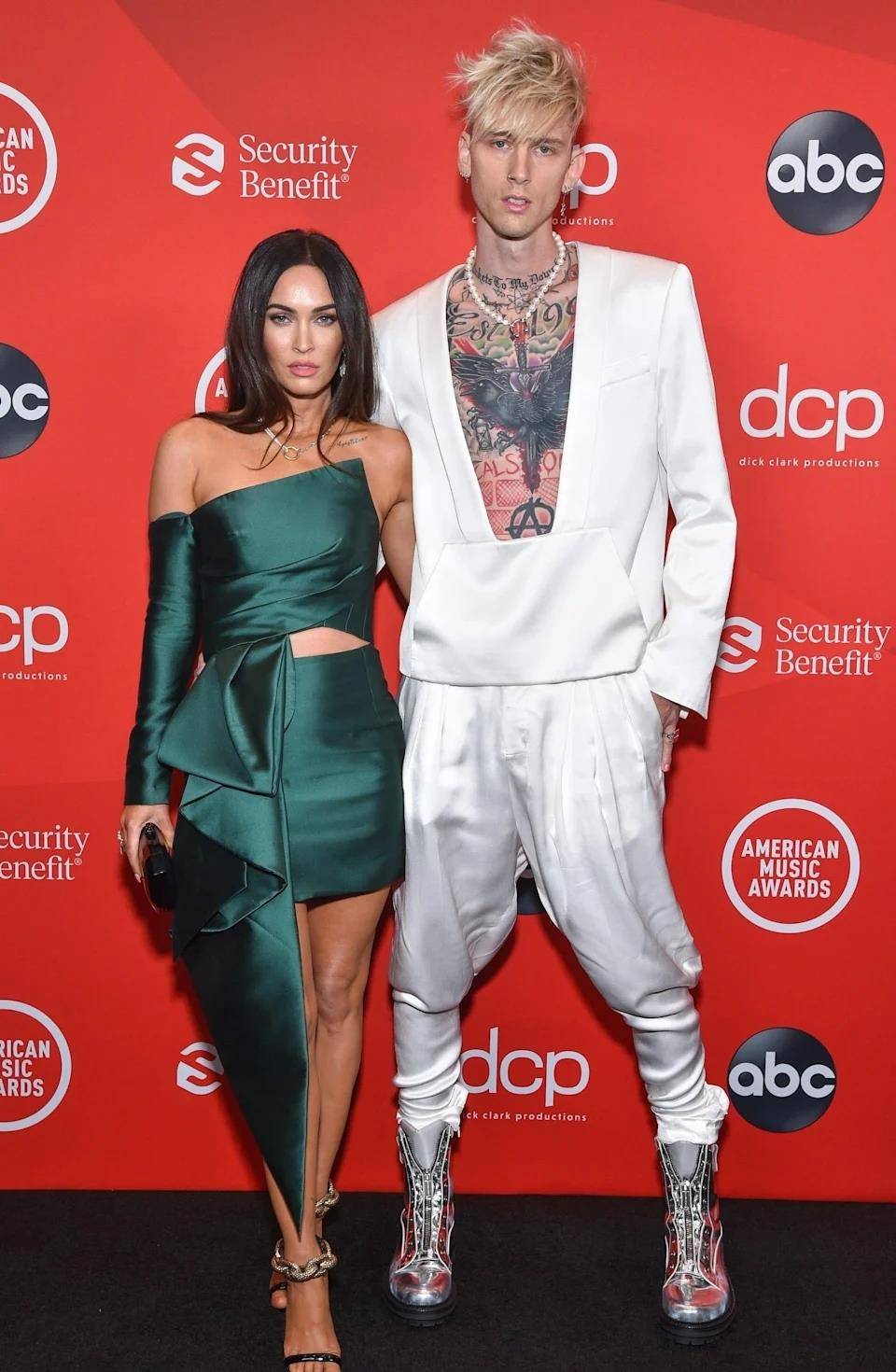 高跟鞋|让我们一起看看梅根·福克斯在过去20年里穿过的23套最大胆的服装