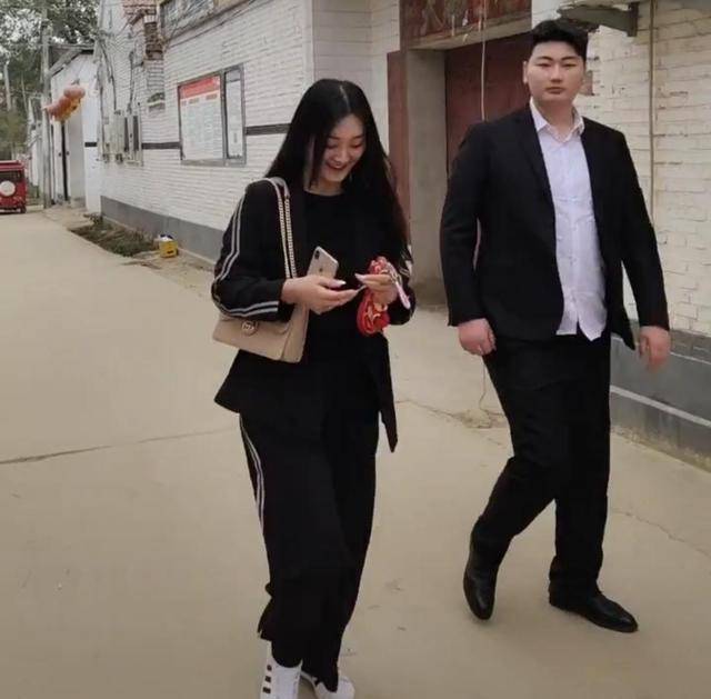 方面|大衣哥儿媳婚后“回门”，V领造型锁骨明显，妆容自然比明星漂亮