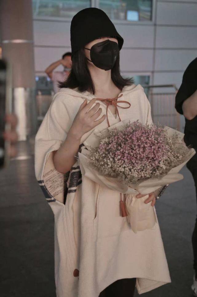 黑色|谢娜二胎产后首次现身机场，私服衣着舒适宽松，气色恢复不错