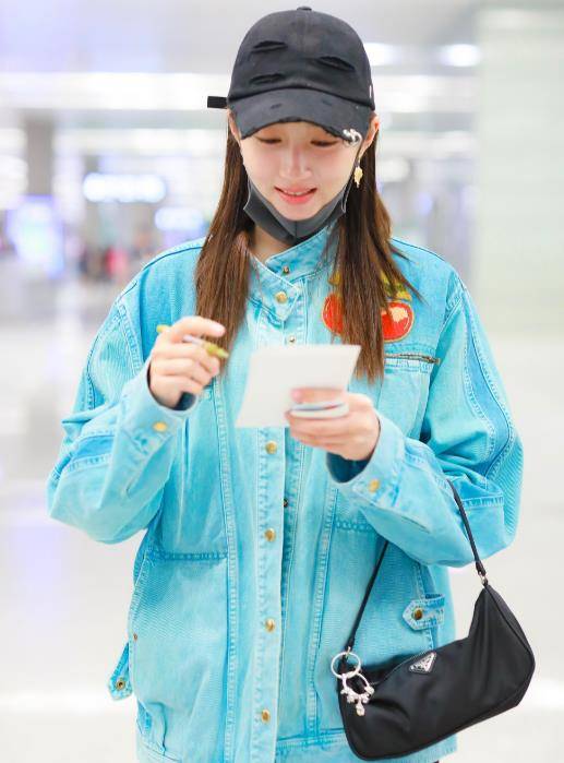 一身|关晓彤穿打底裤现身,全程被“筷子腿”抢镜,我P都P不出这效果