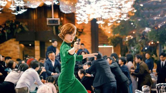女神|孙俪一身绿旗袍烫金发差点认不出，特工造型霸气侧漏，吹枪姿势太飒