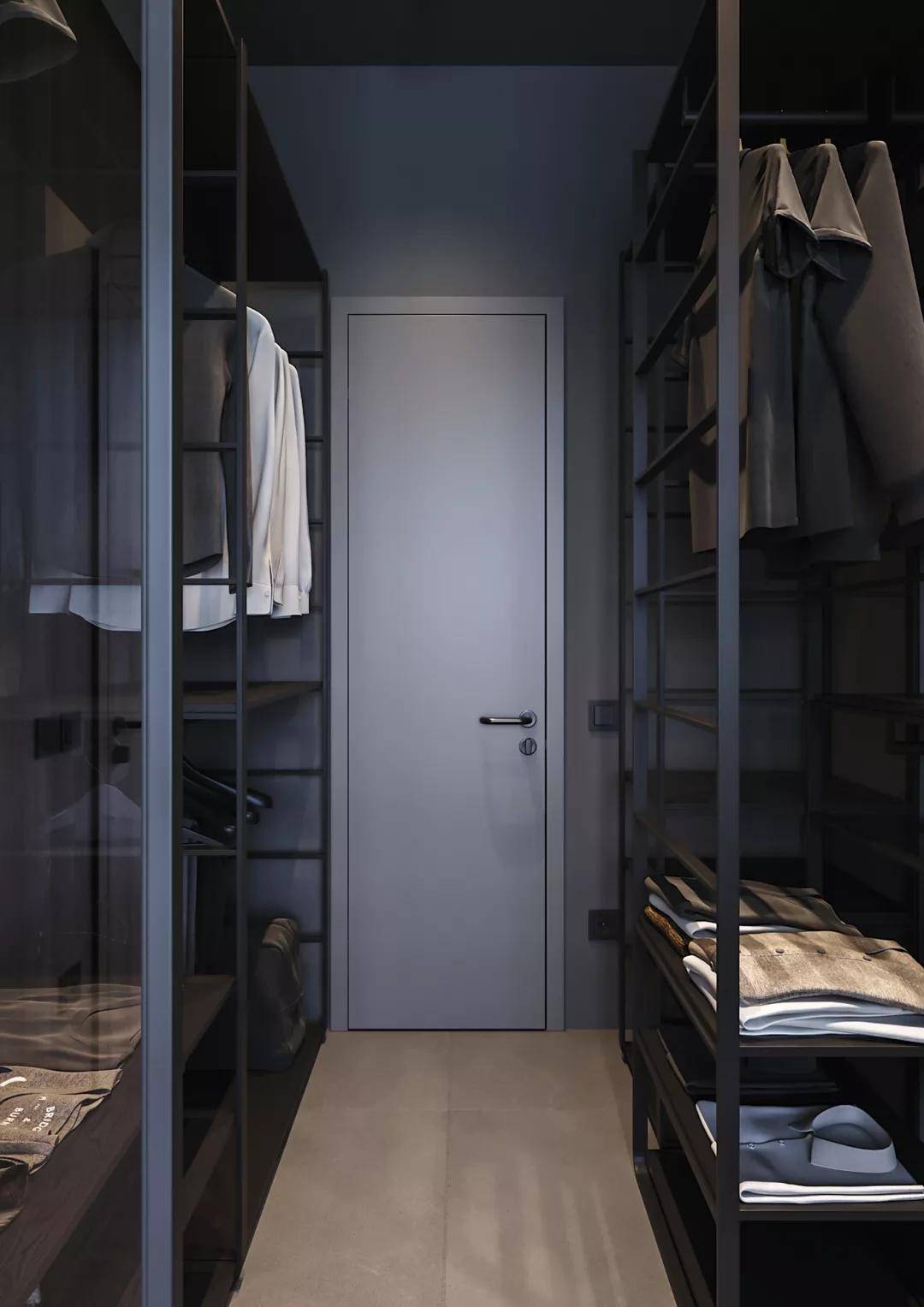 衣柜隔着玻璃推门后,大面积的铁艺挂衣架设计,提供了一个方便实用的