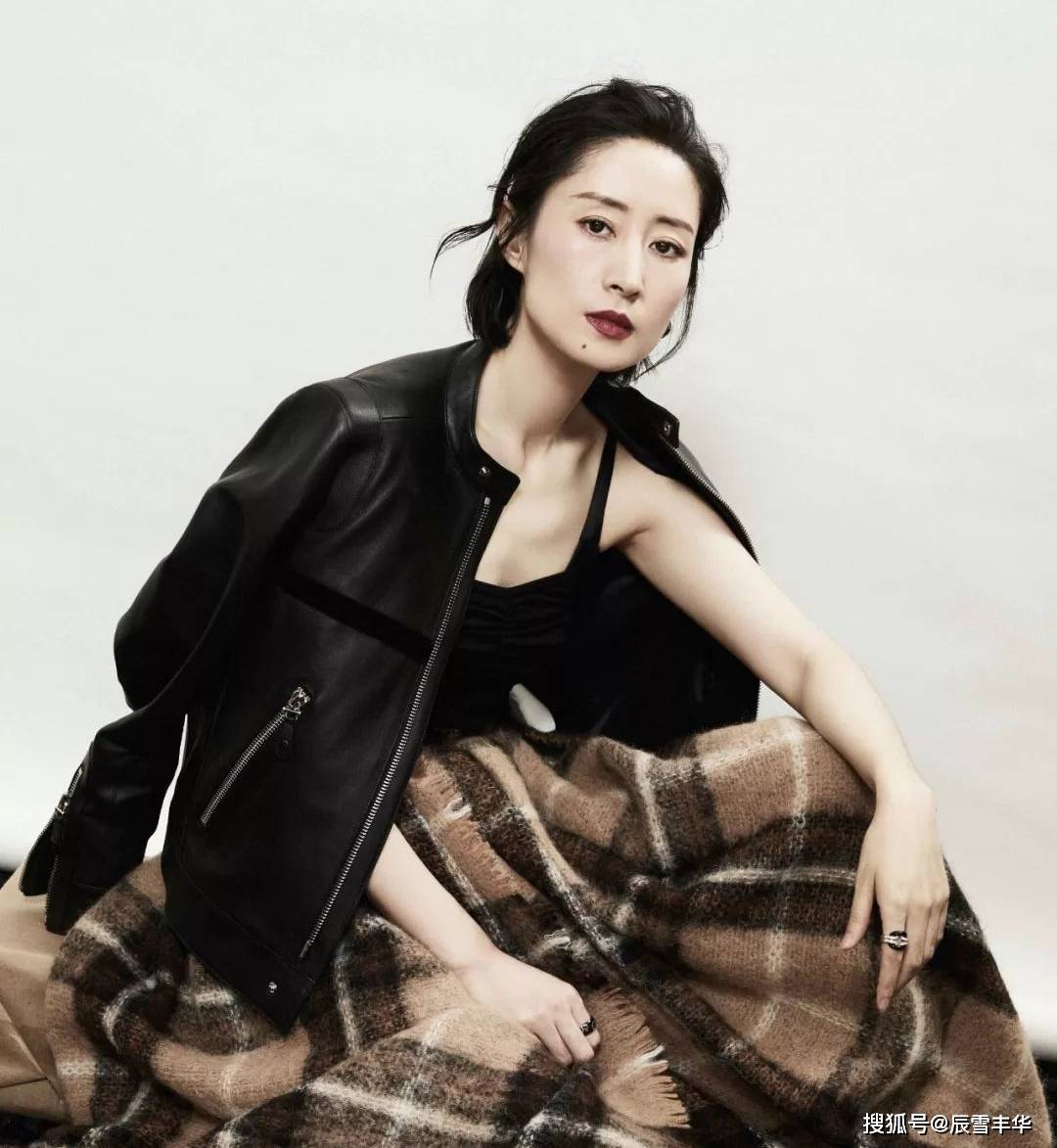 全黑|刘敏涛真的挺会打扮,穿针织衫配连衣裙,“全黑”造型一点都不俗