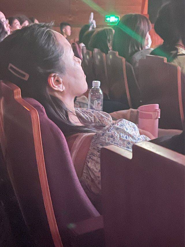 感觉|50岁就没有老少女，伊能静晒照脸p的好假，穿白裙身材明显下垂！