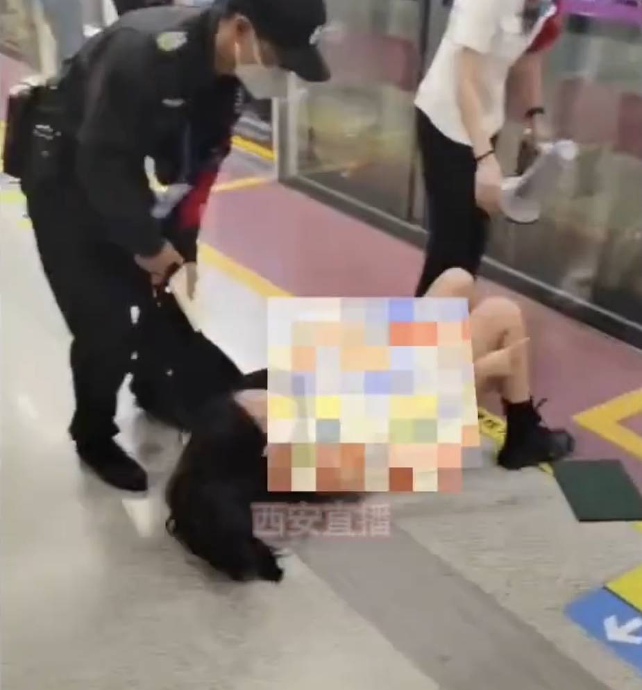 女乘客地铁与人争执被保安强行拖出车厢扯坏衣服西安地铁回应