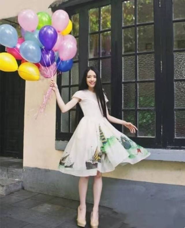向太|豪门媳妇郭碧婷，穿正装裙显阔太范，产后还是那么美，怪不得能入向太的眼