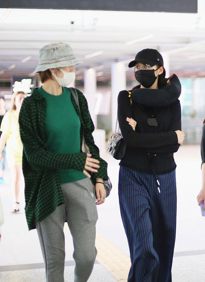 因为|关晓彤穿搭似老干部,背花包显老气,腿不够长的人不像她这样穿