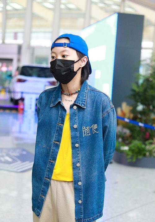 中性|不愧是王菲的女儿，窦靖童出门都不化妆的，穿的衣服真的“随便”