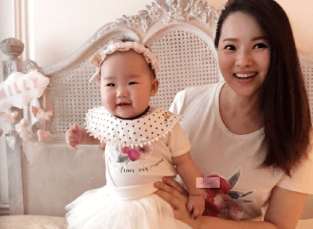 家长|伊能静女儿穿“红配绿”出镜，变身小公主，有个会搭配的妈妈真好