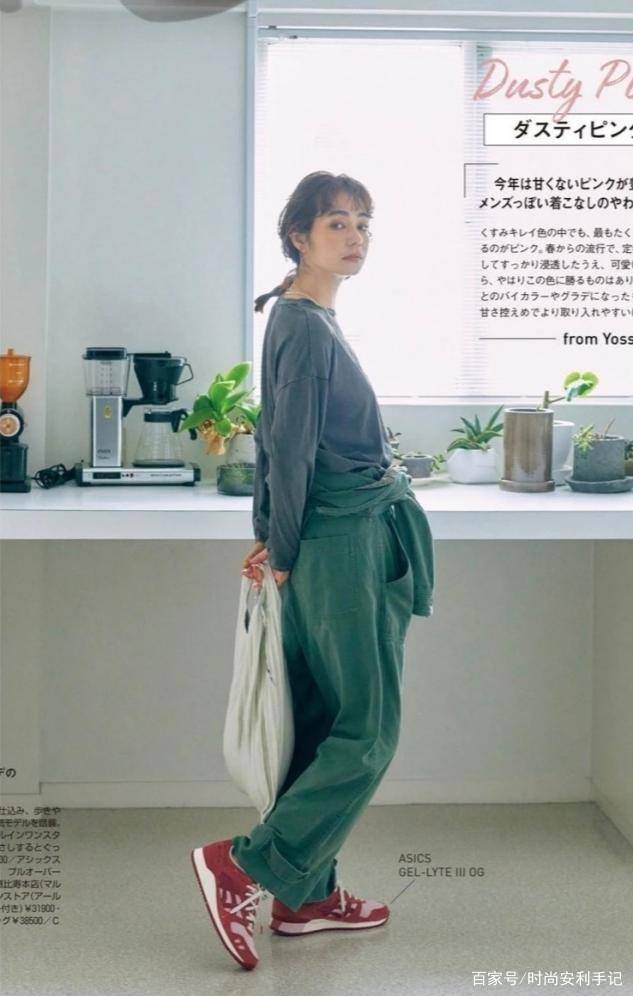 卫衣|今年早秋穿阔腿裤，别搭衬衫了！试试这几种上衣，更时髦更洋气