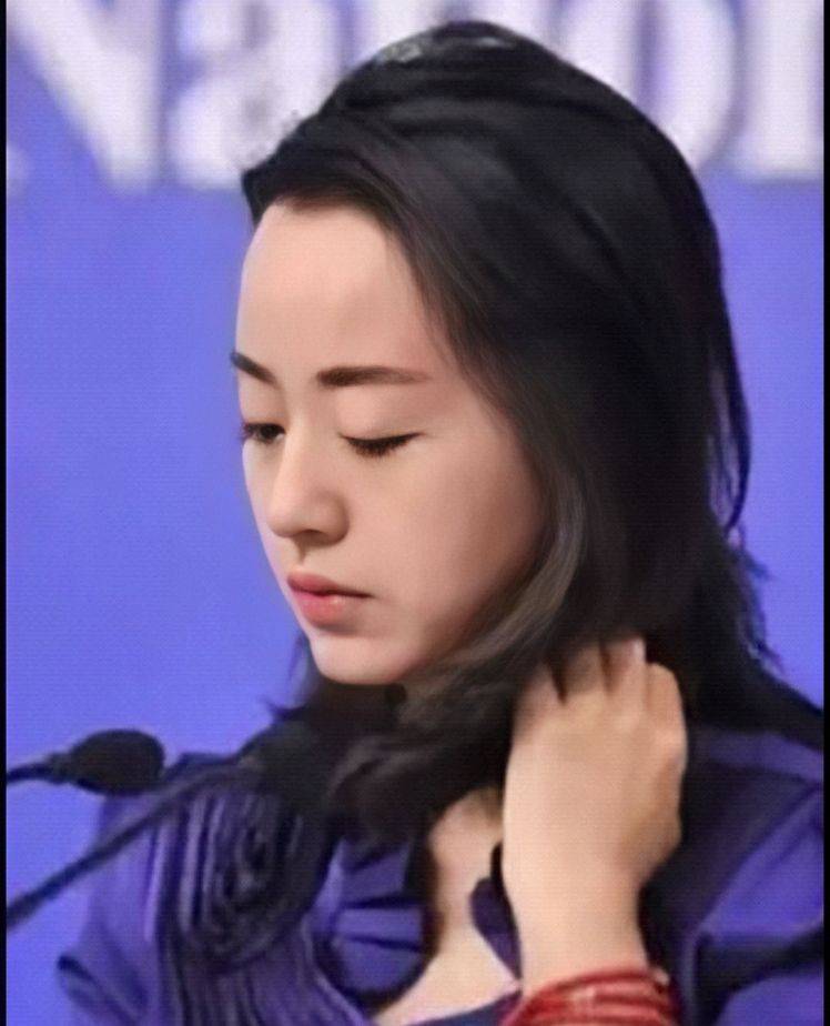 卷发|女翻译们留得四款发型告诉我们：“中长发才是职场大女人的标配”