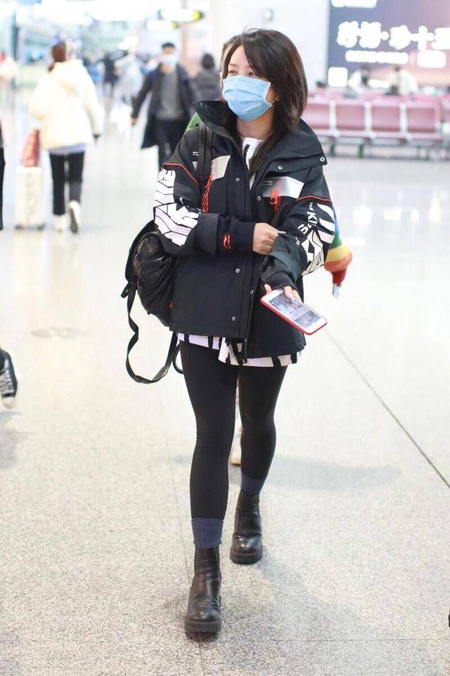 黑色|何洁终于美回来了，穿黑色外套配紧身裤简约保暖，显瘦又洋气