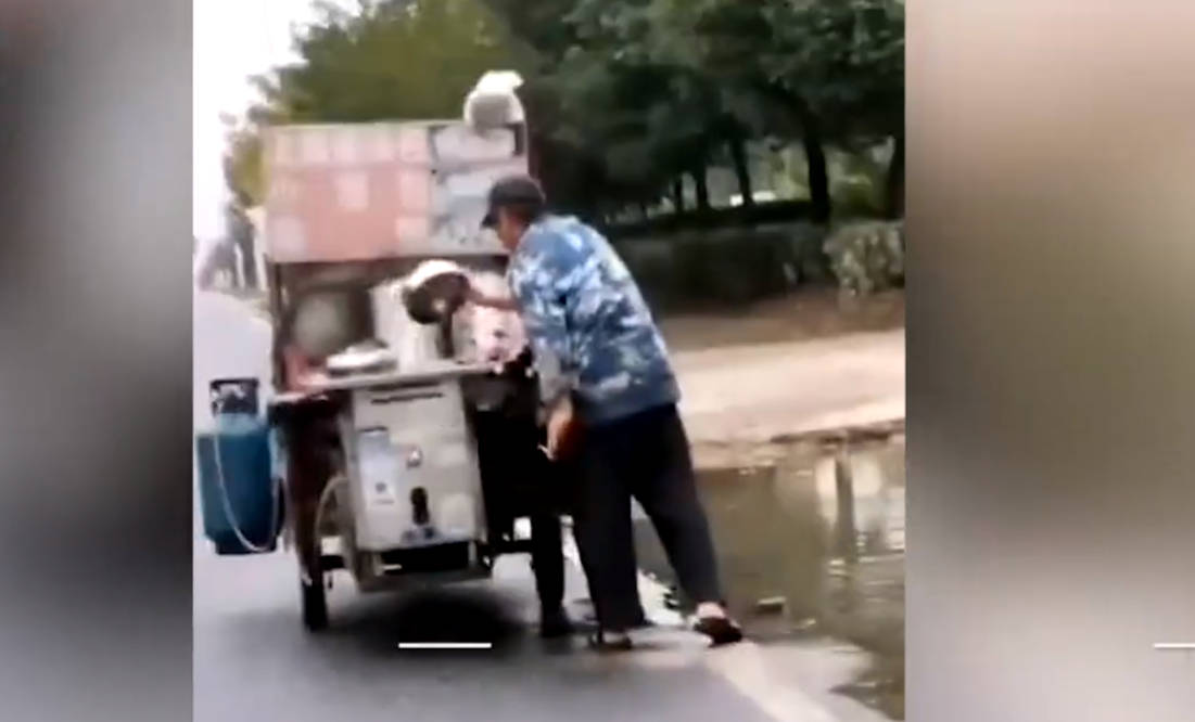 包子|安徽一早餐车主舀路边积水蒸包子，这样的早餐能吃吗？网友：水蒸汽很干净