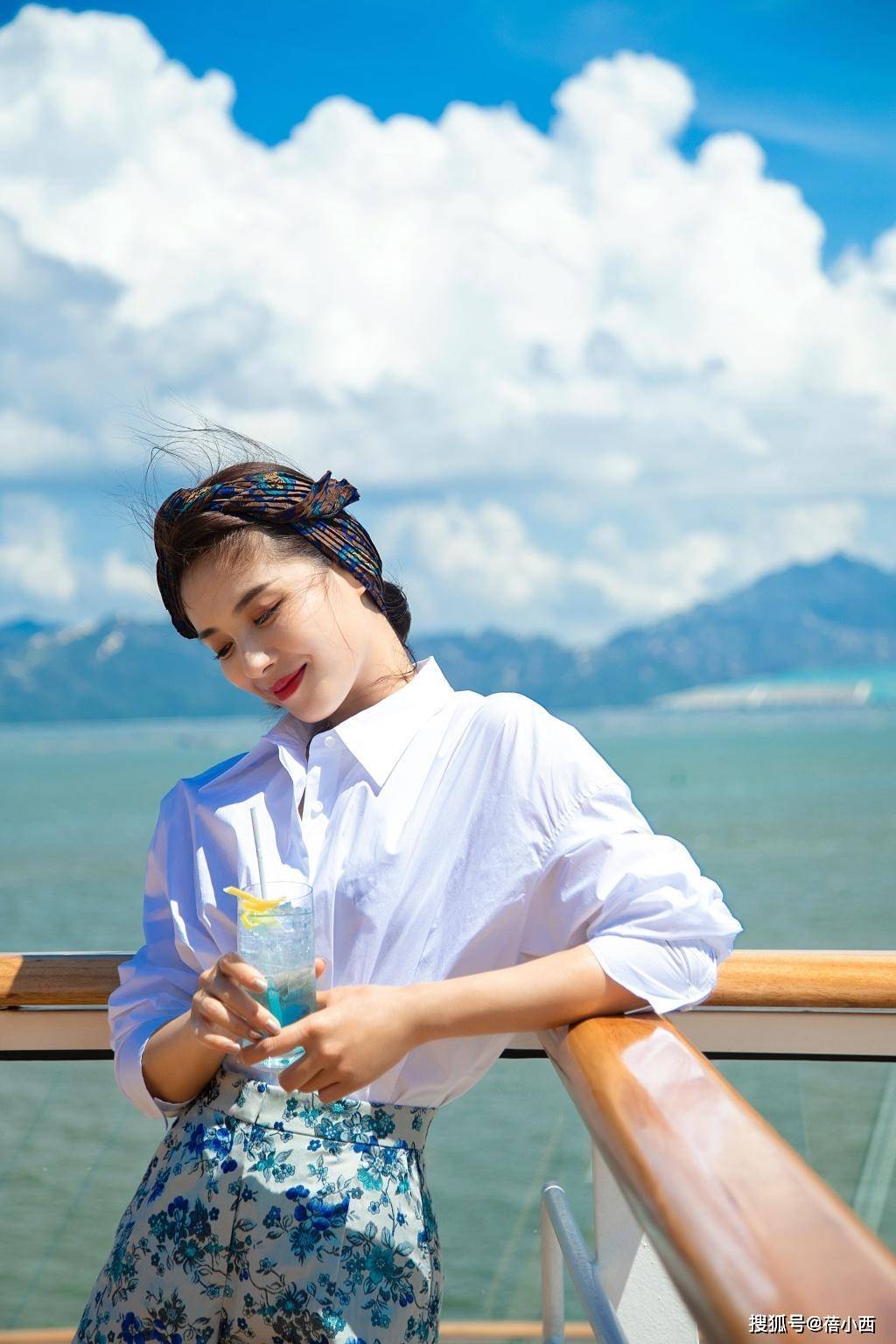 气息|刘涛把“白衬衫+花短裤”穿火了，配上头巾气质惹眼，美出新高度