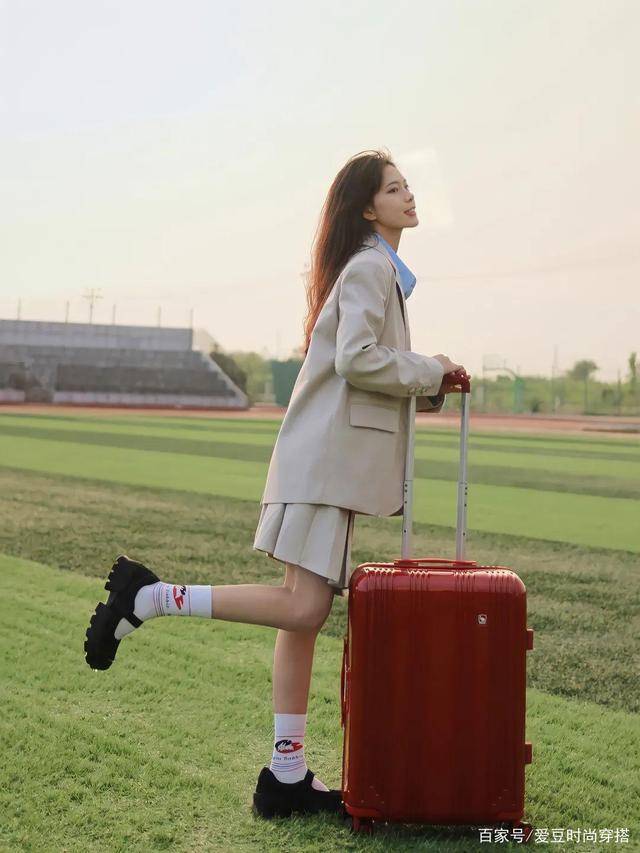 姐妹|今年初秋流行穿“小黑鞋”！不仅百搭好看，还很时髦