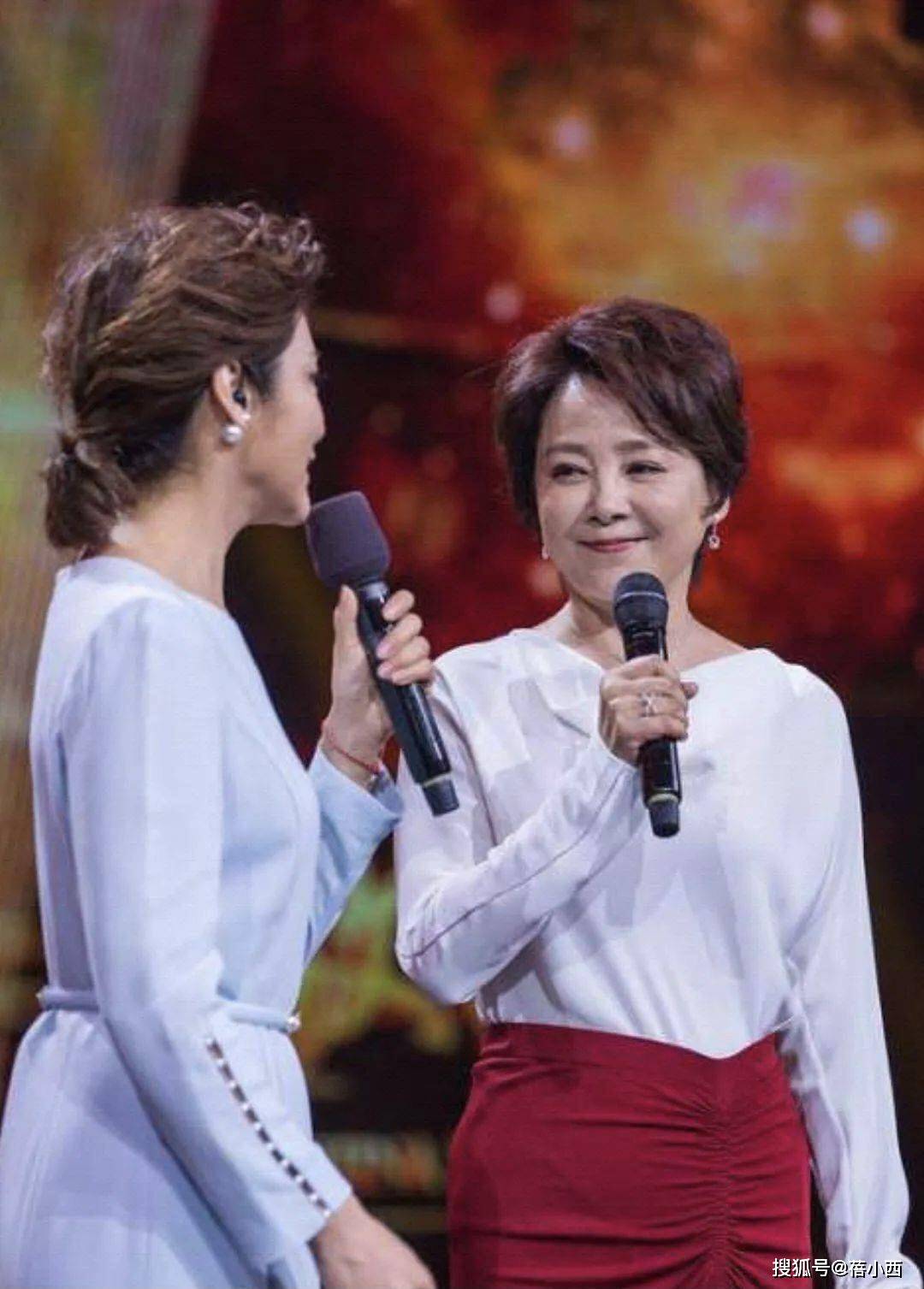 设计|张瑜真的63了吗?穿一身波点西装套裙配短发,看着高级还不显老