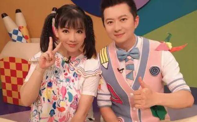 夫妻俩|央视主持红果果即将临盆！肚大如箩靠双手托，绿泡泡跪地脸贴孕肚