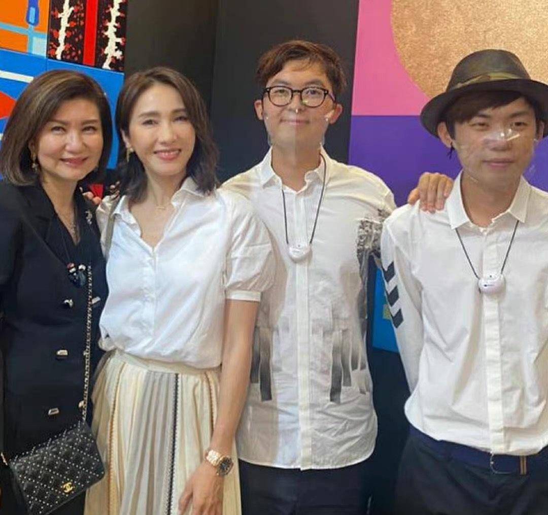 黎姿|港圈二美同框！50岁黎姿穿衬衫半裙五官精致，钟楚红赢气质输穿搭