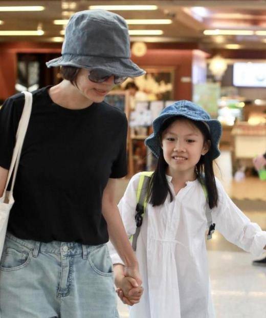 身材|袁泉私服真低调，T恤搭配牛仔裤休闲随性，女儿也遗传她的大长腿