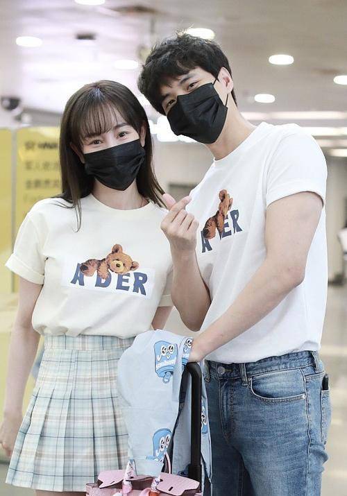 张檬真|张檬真像个小孩一样,和男友穿情侣装,还要配上jk裙,真不像30多