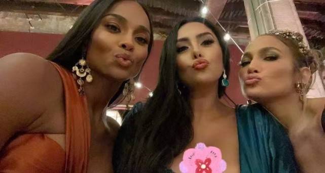 身材|科比妻子走出悲痛重拾闪耀！穿低胸斑马纹长裙亮相，穿衣放得开了