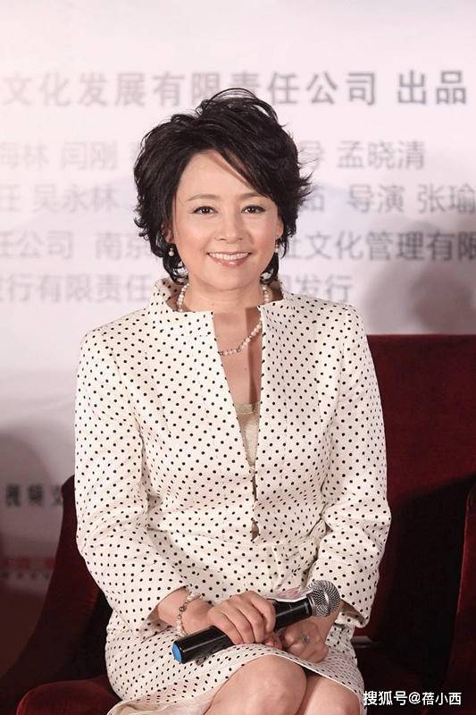 设计|张瑜真的63了吗?穿一身波点西装套裙配短发,看着高级还不显老