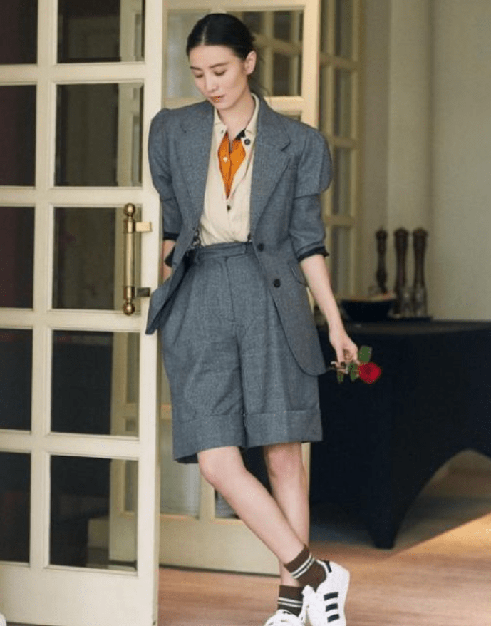 宋佳|宋佳还是挺保守的,穿高开叉裙子还特意加条裤子,依然很有女人味