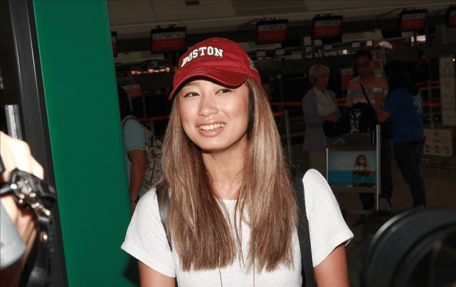 魅力|苗侨伟女儿真是继承了戚美珍的颜值，穿的普通，但气质自然挺稳重