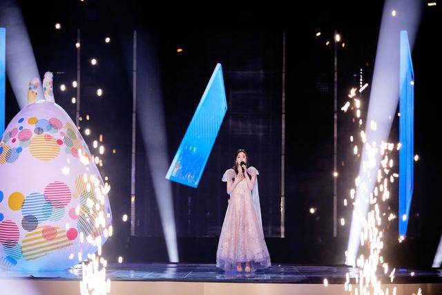 黑色|张含韵真的甜到骨子里了，穿一袭薄纱连衣裙优雅温柔，高贵精致