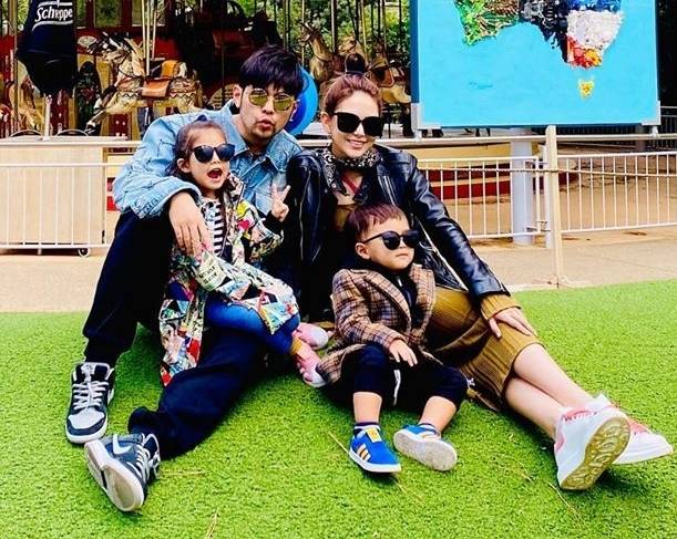 名畫|周杰倫打卡巴黎名勝，和女兒拍照復刻名畫超會玩，小周周亭亭玉立