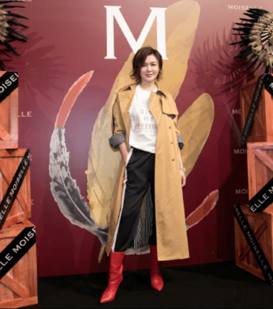 新潮|关之琳虽是“大妈的年纪”,打扮很新潮,大衣配印花套装潇洒干练