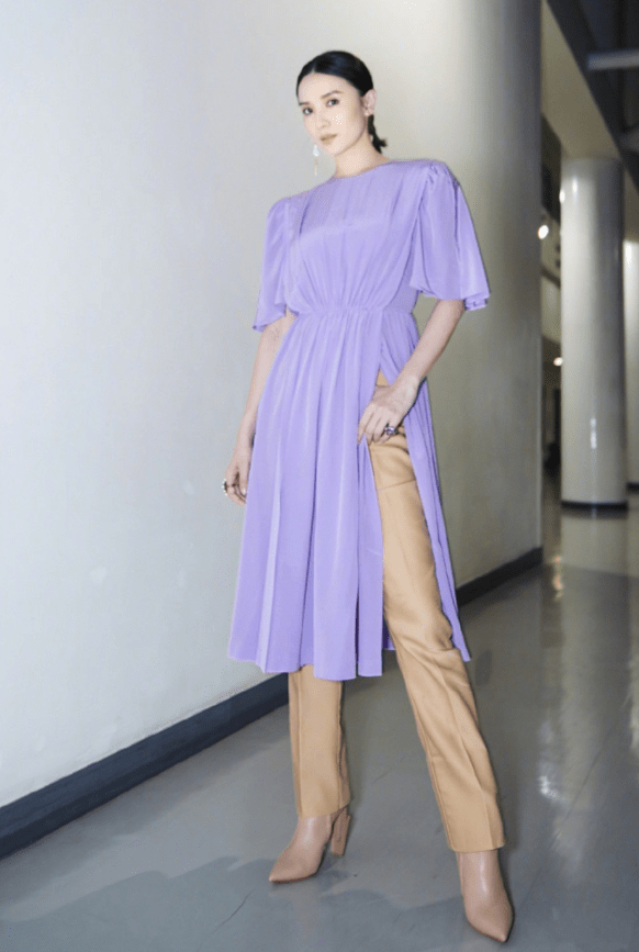 宋佳|宋佳还是挺保守的,穿高开叉裙子还特意加条裤子,依然很有女人味