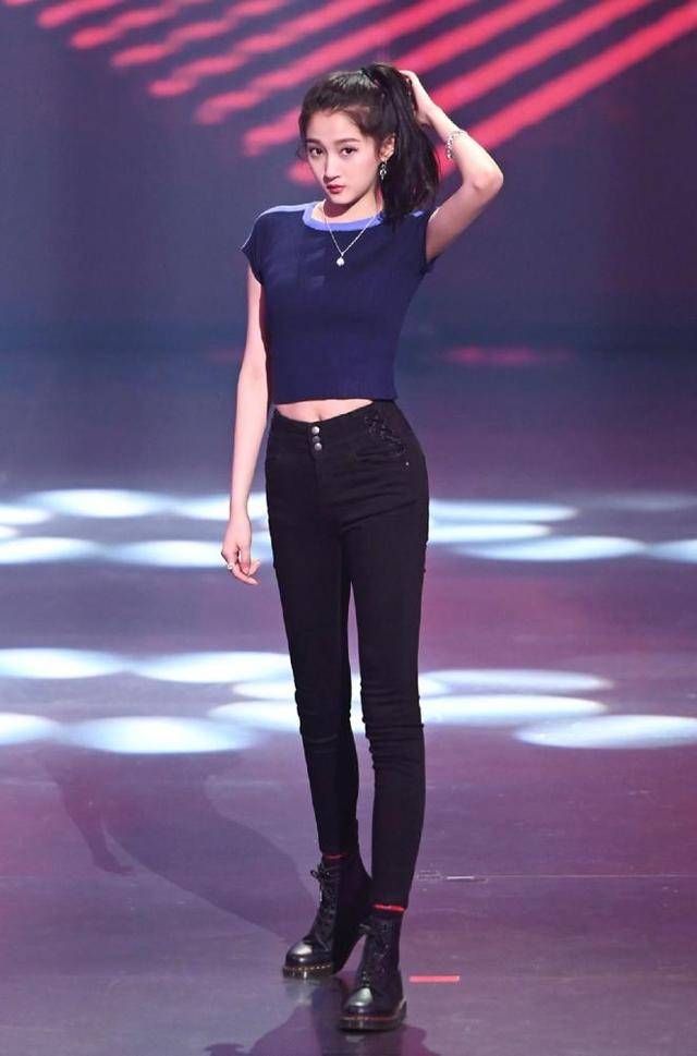 身材|关晓彤这身材太挑衣服，个子高胯宽肩也宽，穿小一码的T恤真自信