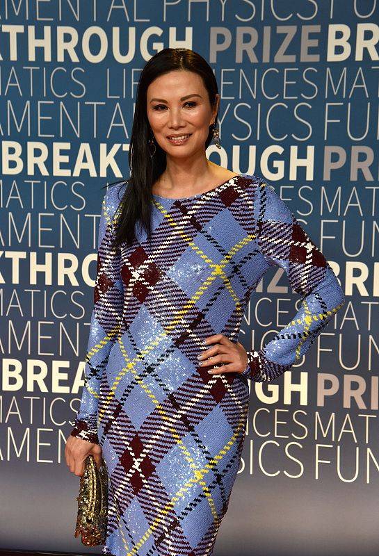 金属纹|邓文迪身材太窈窕,身穿紧身裙装秀曲线,光看身材真不像50多岁