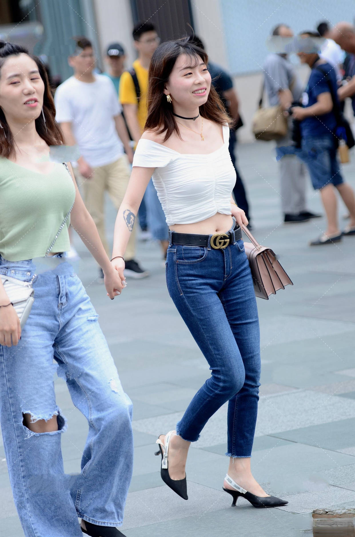 青春|穿着休闲裤展现自信迷人的风格，塑造更加美丽的身材