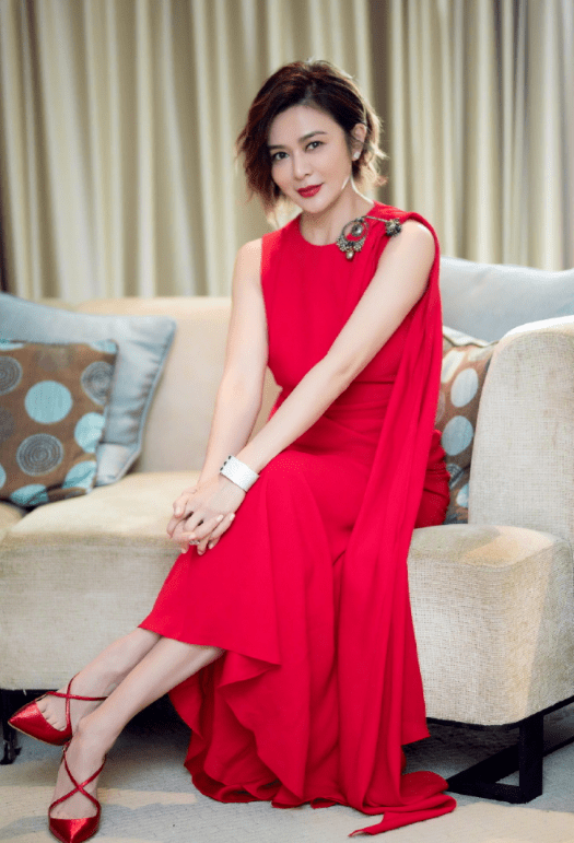 新潮|关之琳虽是“大妈的年纪”,打扮很新潮,大衣配印花套装潇洒干练