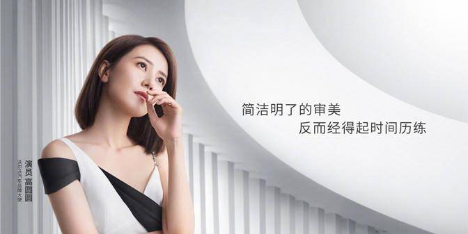 牛仔|高圆圆骑车被偶遇，穿背心鞋子让人一言难尽，素颜肤色黝黑认不出